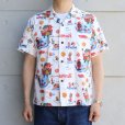 画像2: SUN SURF SS3933 COTTON HOPSACK OPEN SHIRT “ハワイへ行こう！” by 柳原良平 with MOOKIE  ムーキーサトウ オープンシャツ コットンホップサック  アンクルトリス オールオーバー・パターン プリント 日本製 madeinjapan (2)