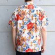 画像3: SUN SURF サンサーフ SS39213 RAYON HAWAIIAN SHIRT “LOVELY HULA HANDS” マリヒニ・スポーツウェア社 マリヒニ ヴィンテージ復刻 ハワイアン・クレスト ウクレレ ハイビスカス ラブリーフラハンズ アロハシャツ レーヨン 半袖 日本製 MADEINJAPAN (3)