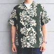 画像2: SUN SURF サンサーフ SS39216 RAYON HAWAIIAN SHIRT SUNLIGHT FLOWER レーヨン ハワイアンシャツ サンライトフラワー ボーダー・パターン  NANI OF HAWAII ナニ・オブ・ハワイ ベティ・ロバートソン タヒチ タヒチ柄 民族 パレウ 花 植物 ハワイアンシャツ アロハシャツ 半袖 (2)