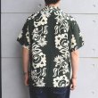 画像3: SUN SURF サンサーフ SS39216 RAYON HAWAIIAN SHIRT SUNLIGHT FLOWER レーヨン ハワイアンシャツ サンライトフラワー ボーダー・パターン  NANI OF HAWAII ナニ・オブ・ハワイ ベティ・ロバートソン タヒチ タヒチ柄 民族 パレウ 花 植物 ハワイアンシャツ アロハシャツ 半袖 (3)