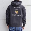 画像3: TAILOR TOYO テーラー東洋 SUKA HOODED PARKA EMBROIDERED SAIGON 1962 TT69473 スカパーカー 刺繍 embroidery 裏起毛 lining スエット sweatshirt カンガルーポケット コットン 綿 cotton レーヨン rayon Vietnam jacket ベトナムジャケット (3)